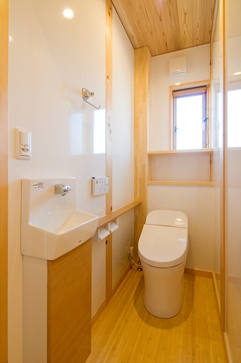 豊田市の木の家工務店都築建設の施工例m様邸トイレ