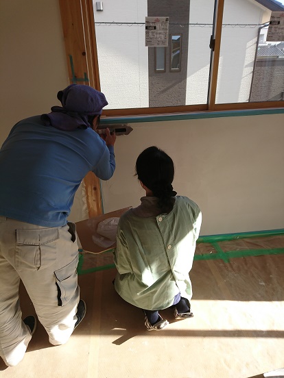 豊田市の木の家工務店都築建設の施工例寝室お施主様の漆喰塗