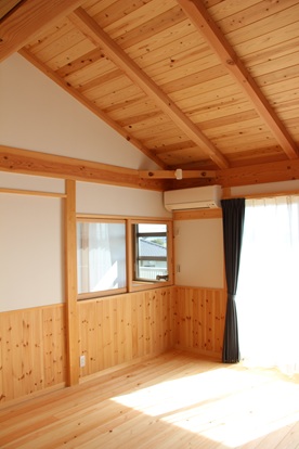 豊田市木の家工務店都築建設の豊田市広美町新築住宅の2階勾配天井の寝室