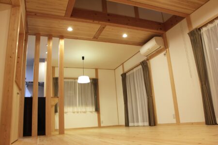 豊田市木の家工務店都築建設の豊田市広美町新築住宅吹抜けのあるリビングダイニング