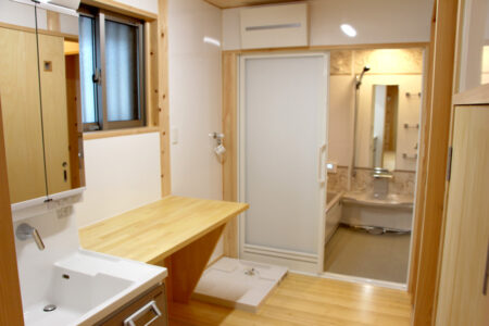 豊田市木の家工務店都築建設の新築住宅　洗面脱衣室の造作作業台