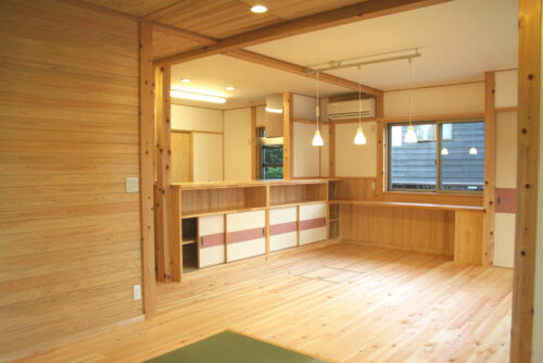 豊田市木の家工務店都築建設の注文住宅　しっくいと木を使ったリビング・ダイニング