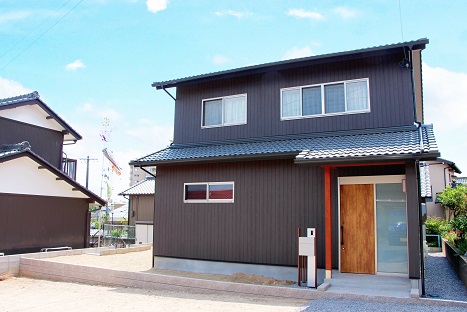 豊田市木の家工務店都築建設の施工例ブラック外壁