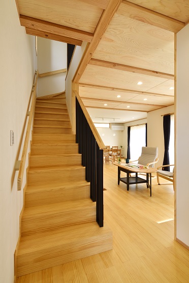 豊田市木の家工務店都築建設　施工例　階段