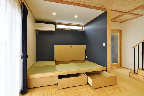 豊田市木の家工務店都築建設の施工例　収納のある子上がり畳コーナー