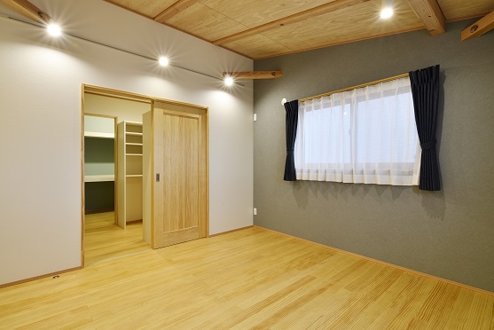 豊田市木の家工務店都築建設の施工例寝室とウォークインクローゼット