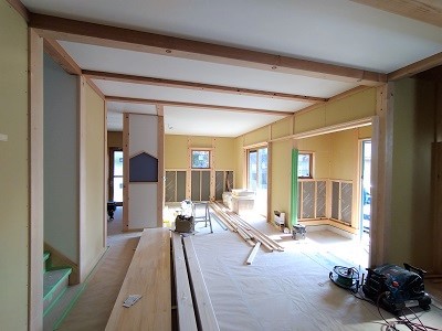 豊田市木の家工務店都築建設の新築住宅内装工事クロス天井貼りリビング・ダイニング