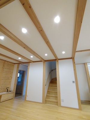 豊田市木の家工務店都築建設の新築住宅　梁が見える天井と漆喰の壁