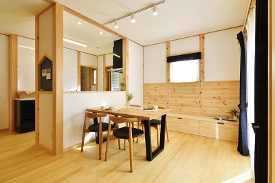 木の家工務店都築建設のしっくいと木の家　雨楽な家　造作家具のベンチと引出し