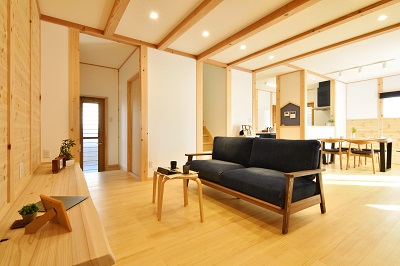 しっくい壁と木の家広いリビングダイニング　豊田市木の家工務店都築建設