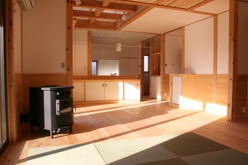 豊田市木の家工務店都築建設の施工例　漆喰壁と畳コーナーのある家
