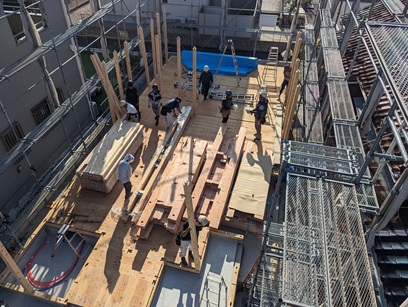 豊田市木の家工務店都築建設　岡崎市のスキップフロアーの家　大工工事建前開始