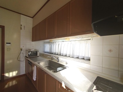 豊田市木の家工務店都築建設のリフォーム工事キッチン出窓のカーテン取付