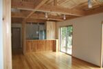 豊田市木の家工務店都築建設の平屋住宅　柱と梁を表しにした勾配天井の広い空間のリビングダイニングキッチン