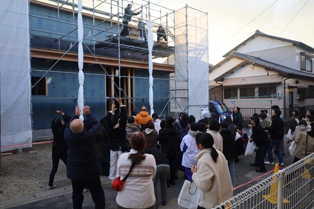 豊田市木の家工務店都築建設　新築住宅建前餅投げ