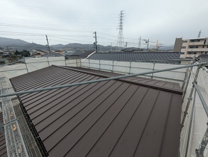 豊田市木の家工務店都築建設　新築住宅屋根ガルバニウム鋼板張り