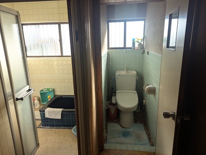 豊田市木の家工務店都築建設のリノベーション工事 トイレと風呂ビフォー