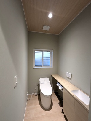 豊田市木の家工務店都築建設のリノベーション工事 1.5畳の広いトイレ