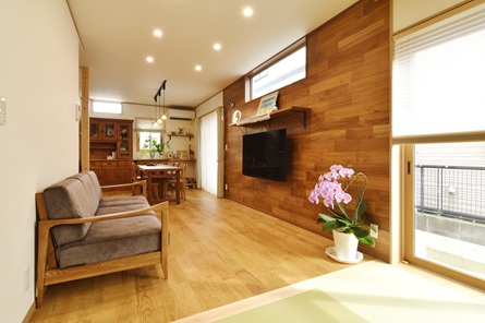 豊田市木の家工務店都築建設の新築注文住宅のリビングダイニング+畳コーナー 壁掛けテレビ 幸田町
