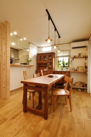 豊田市木の家工務店都築建設の新築注文住宅のリビングダイニング 棚ひさしとカウンター 幸田町