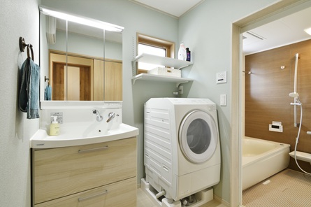 豊田市木の家工務店都築建設の新築注文住宅の洗面脱衣所とユニットバス 幸田町