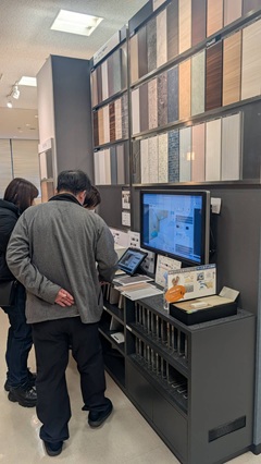 豊田市木の家工務店都築建設クリナップシステムバス色決めの様子